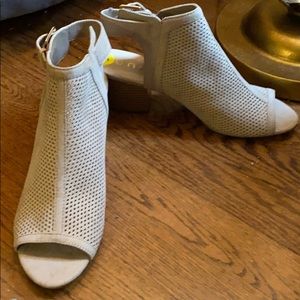 Light tan Unisa sling back open toe booties New 9